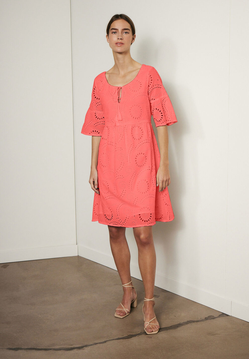 Spitzenkleid, milky coral, Sommer-Kollektion, apricot Frontansicht